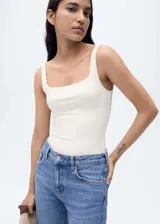 Body blanco sin mangas con cuello cuadrado y diseño entallado.