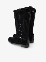 Botas texanas de gamuza negra con detalles de bordado y hebilla decorativa.