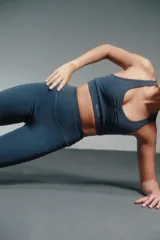 Calza larga deportiva color azul petróleo.