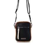 Phonebag color mostaza con bolsillo frontal con cierre, espacio para celular y billetera con repartición. Tiene una correa gruesa de galón regulable y desmontable. Detalles en marrón y beige.