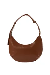 Cartera tipo media luna color negro, con correa ajustable y detalles de tachas plateadas de diferentes tamaños distribuidas por toda la superficie.