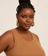 Musculosa plus size color tostado, confeccionada en malla rib de viscosa, con cuello redondo y textura acanalada.