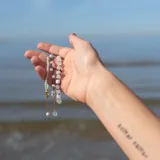 Set de tres pulseras de cuentas de piedras naturales: amazonita, amatista, aguamarina y lapislázuli. Cuentas de 3mm de diámetro, cierre y cadena de acero hipoalergénico con baño dorado.
