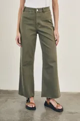 Pantalón wide leg color verde oliva, de tiro alto y corte holgado, confeccionado en algodón y elastano.