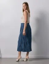 Falda midi plisada de satén con rayas verticales azules y pretina elástica.