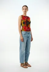 Top sin mangas con cuello bote, confeccionado en doble capa de tul elastizado con estampado abstracto en tonos rojo, verde, negro y amarillo.
