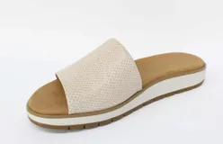 Sandalia blanca con capellada de cuero y suela de plataforma color caramelo.