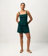 Short de mujer confeccionado en viscolino color verde oscuro. Presenta cintura elástica con lazo de ajuste y detalle de cuerda, y terminación con pespuntes en el ruedo.
