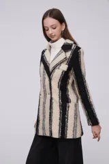 Tapado de lana con diseño de rayas en tonos beige, negro y gris, con cierre frontal y solapas.