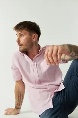 Camisa de manga corta color beige claro, confeccionada en lino y algodón, con cuello abotonado, bolsillo en el pecho y logo bordado. Corte semi slim.