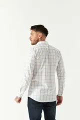 Camisa celeste a cuadros, de corte slim fit, manga larga y logo bordado. Confeccionada en 100% algodón.