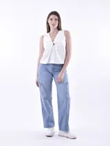 Blusa blanca sin mangas con escote en V y detalle de nudo en el centro.