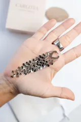 Aros largos plateados de acero quirúrgico con diseño de cadenas de pequeñas placas metálicas.