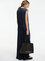 Vestido largo azul marino sin mangas, de corte recto y confeccionado en lino y algodón. Presenta lazos desmontables en los laterales.