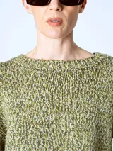 Sweater de tejido de punto color rojo con textura jaspeada, de corte recto y cuello redondo.