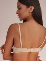 Soutien halter blanco de algodón con breteles finos y detalle de puntilla en escote y breteles.