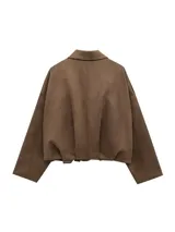 Campera bomber marrón de efecto ante, con cuello clásico, cierre frontal con cremallera y mangas largas.