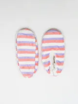 Pantuflas ballerina de tela suave con rayas horizontales en color lila, naranja y blanco.