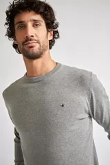 Sweater de punto color burdeos, con fit regular, manga larga y logo bordado.