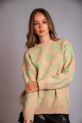 Buzo de punto con estampado animal en color beige y verde, de corte holgado y mangas largas.