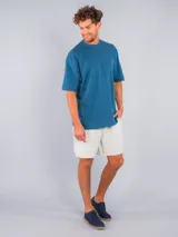 Zapato acordonado azul marino, con capellada combinada en cuero y tejido de red. Suela blanca de goma con vira marrón.