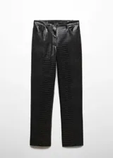 Pantalón negro de viscosa con recubrimiento de poliuretano, tiro medio, corte recto, estampado animal print de cocodrilo, cierre de cremallera y botón, trabillas, dos bolsillos laterales y dos bolsillos de parche en la parte posterior.