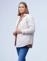 Campera reversible color blanco de diseño capitoneado por un lado y liso por el otro, de la marca Tahari.