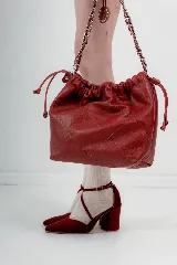 Zapato de gamuza azul marino con escote en V, tiras cruzadas diagonales y taco cuadrado de 8cm.