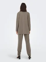 Blazer largo color marrón topo, de punto elástico con cuello de solapas y corte regular.