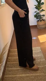 Pantalón largo negro de lino con pretina elastizada y tajo lateral en el ruedo.