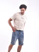 Remera de manga corta a rayas horizontales color beige y blanco, con cuello redondo y texto 'This Side of Paradise' estampado en el pecho.