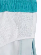 Short de baño azul con cintura elástica ajustable con cordón.