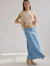 Falda larga de jean celeste con pespuntes a contratono y bolsillos frontales.