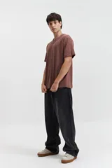 Remera negra de manga corta con estampado abstracto en tonos grises.