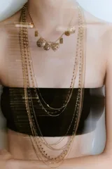 Set de tres collares dorados con dijes y abalorios.