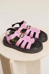 Sandalias de cuero sintético color lila con plataforma negra y tiras anchas cruzadas.