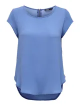 Remera celeste de manga corta con cuello redondo.
