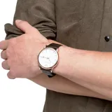 Reloj Emporio Armani modelo AR2502, con caja redonda de acero inoxidable con baño en oro rosa y esfera blanca mate con acabado sunray. Tiene agujas e índices en tono oro rosa y ventana de fecha a las 3. La correa es de cuero marrón oscuro con hebilla.
