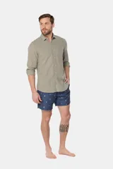 Short de baño azul marino con estampado de veleros blancos, cintura elástica con cordón ajustable, dos bolsillos laterales y suspensor de malla fina.