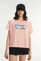 Remera de algodón color rosa con estampado gráfico en el frente.