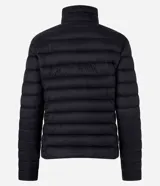 Campera puffer ultraligera color marrón, confeccionada en poliamida acolchada, con cuello alto y cierre por cremallera. Incluye bolsita con cordón.