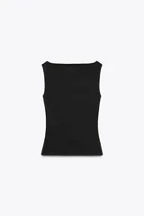 Camiseta sin mangas a rayas horizontales blancas y negras, con cuello barco y corte ajustado.