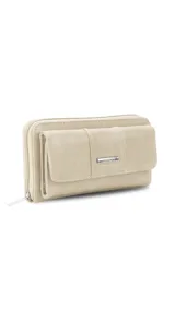 Billetera larga color beige, con solapa y broche a presión. Tiene un compartimento frontal con tarjeteros, visor y bolsillos, y un compartimento posterior con monedero con cierre, tarjeteros y bolsillos. Incluye un bolsillo trasero con cierre.