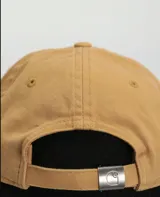 Gorra de béisbol rosa con logo de Carhartt bordado en blanco.