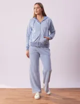 Campera de algodón celeste con capucha, cierre frontal y bolsillos aplicados. Terminación de puños y ruedo acanalado.