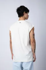 Musculosa blanca de algodón con corte estilo sudadera y sisas amplias.