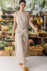 Vestido largo color rojo, sin mangas, con cuello redondo y lazo a la cintura.