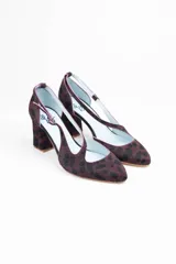 Zapatos de tacón de piel de potro con estampado animal print en granate, negro y rojo. Diseño artesanal con aberturas y pulsera con hebilla lateral.