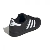 Championes Adidas Superstar II, color negro con las tres tiras laterales y el talón en blanco, puntera de goma y suela negra.