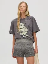 Short tejido a rombos con degradé de azul a bordó, pretina elástica combinada y logo bordado.